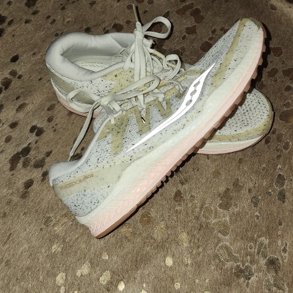 Saucony Women's Freedom ISO 2 Running Shoes - White and Pink - Picture 1 of 8